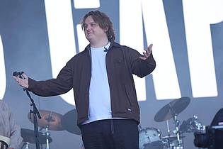 Yui Mok/PA Wire/dpa | Lewis Capaldi bei seinem Auftritt auf der Pyramid-Stage während des Glastonbury-Festivals in Worthy Farm in Pilton (Somerset), England.