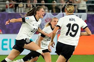 Martin Meissner/AP/dpa | Jule Brand bejubelt ihr sehenswertes Tor.