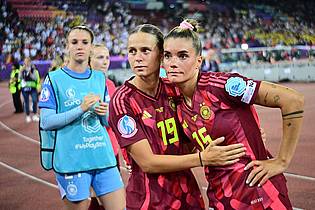Sebastian Christoph Gollnow/dpa | Klara Bühl (l) und Selina Cerci trösten sich nach dem 1:4.