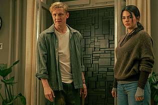 Sasha Ostrov/Netflix/dpa | Tim (Matthias Schweighöfer) und Olivia (Ruby O. Fee) kämpfen gegen eine mysteriöse Wand.