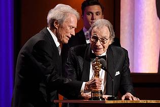 Chris Pizzello/Invision/AP/dpa | Schifrin bei einer Preisverleihung in den USA