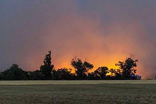 Daniel Wagner/dpa | Die Feuerwehr bekämpft den Brand den dritten Tag in Folge. 