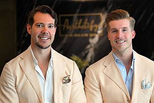 Federico Gambarini/dpa | Das Unternehmen von «Dr. Rick und Dr. Nick» soll mit unzulässigen Bildern geworben haben.