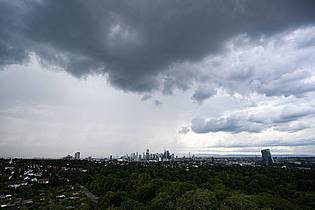 Arne Dedert/dpa | Regen zieht ab Sonntag in Deutschland auf. (Archivbild)