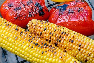 Markus Scholz/dpa-tmn | Frischer Mais sollte vor dem Grillen 10 Minuten in kochendem Wasser vorgegart werden. Auf dem Grillrost brutzelt er dann noch weitere 10 Minuten. Dabei öfter umdrehen.