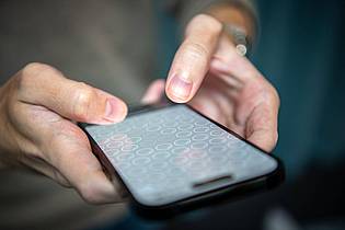 Zacharie Scheurer/dpa-tmn | Effektive Knallerei: Auf dem Smartphone lässt sich «Bubblewrap.fun» besonders gut mit den beiden Daumen bearbeiten.