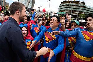Aaron Favila/AP/dpa | Schauspieler und Superman-Star David Corenswet (l) begrüßt Fans während der ersten Station der Superman World Tour.