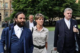 Christian Charisius/dpa | Christina Block kommt am zweiten Prozesstag mit ihren Verteidigern zum Landgericht.