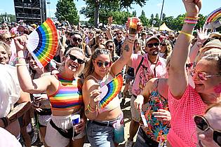 Roberto Pfeil/dpa | Bunt und gut gelaunt: Die Besucherinnen und Besucher beim «Rainbow Festival» in Köln.