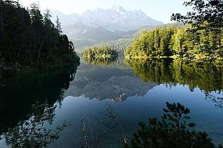 Angelika Warmuth/dpa | Im Eibsee wird nach einem untergegangenen Vater und seinem Sohn gesucht. (Archivfoto)