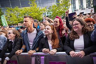 Moritz Frankenberg/dpa | Anfangs Sonne, später Regen ? die Fans in Wolfsburg ließen sich die Stimmung nicht verderben.