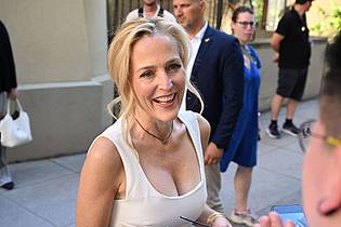 Felix Hörhager/dpa | Gillian Anderson («Akte X») ist beim Filmfest München mit dem Ehrenpreis Cine Merit Award ausgezeichnet worden. 