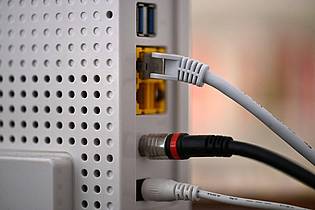 Wolf von Dewitz/dpa | Ein LAN-Kabel in einem Router - mancherorts sind die Internetverbindungen besser geworden. 