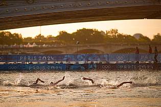 David Goldman/AP/dpa | Im vergangenen Jahr während der Olympischen Spiele schwammen bereits Wassersportler in der Seine (Archivbild).
