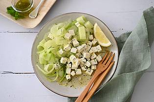 Julia Uehren/loeffelgenuss.de/dpa-tmn | Mit dem Sparschäler gelingen hauchdünne Scheiben von der Honigmelone und Gurke. Sie geben dem Salat eine spezielle Textur.