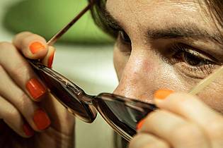 Christin Klose/dpa-tmn | Wer die Sonnenbrille länger trägt, kann unschöne Abdrücke an der Nase bekommen - lassen sie sich mit einem Trick verhindern?