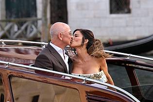 Luca Bruno/AP/dpa | Ein Kuss im Wassertaxi: Jeff Bezos und Lauren Sánchez