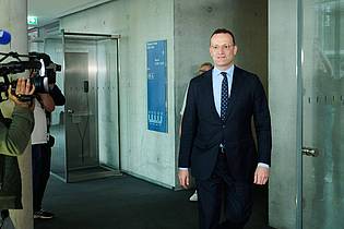 Annette Riedl/dpa | Jens Spahn im Juni auf dem Weg zum Haushaltsausschuss - nun wird Sonderermittlerin Sudhof befragt. (Archivbild) 