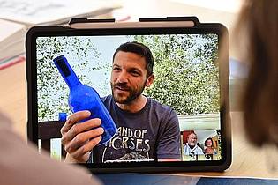 Stefan Sauer/dpa | Clint Buffington hat die Flaschenpost gefunden.