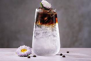 Daniel Esswein/dpa-tmn | «Flower Power», mal ganz ohne Alkohol: Tonic Water, Holunderblütensirup und Eiswürfel werden mit Kaffee gefloatet. Das heißt, der Kaffee kommt so in den Drink, dass er auf den anderen Zutaten schwimmt. Das gelingt mit vorsichtigem