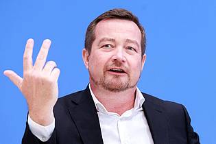 Carsten Koall/dpa | Es ist der erste Jahresbericht, den der Polizeibeauftragte des Bundes, Uli Grötsch, vorstellt.