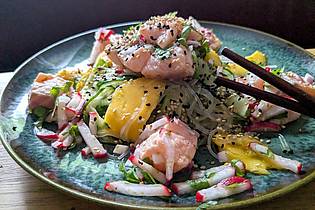 Doreen hassek/hauptstadtkueche.blogspot.com/dpa-tmn | Der Glasnudelsalat mit Lachs-Ceviche wird mit gerösteten weißen und schwarzen Sesamkörnchen getoppt. 