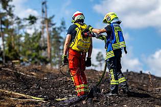 Jacob Schröter/dpa | Aktuell seien rund 500 Helfer im Einsatz.