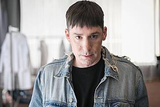 Jens Kalaene/dpa | Kilian Kerner widmet seine jüngste Kollektion dem Thema Zwangsadoptionen in der DDR. 