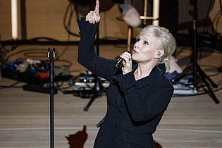 Axel Heimken/dpa | 2026 haben Fans wieder die Möglichkeit, Ina Müller live auf der Bühne zu erleben. (Archivbild)