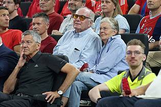 Matthias Stickel/dpa | Fieberten auf der Tribüne mit: Uli Hoeneß und Herbert Hainer.