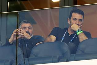 Branislav Racko/dpa | Italiens neuer Nationaltrainer Gennaro Gattuso (l) erlebte ein spannendes K.o.-Duell.