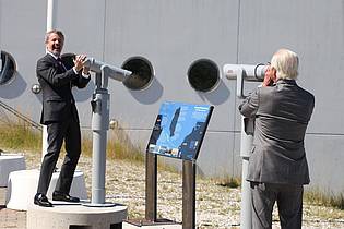 Steffen Trumpf/dpa | Gute Laune und Sonnenschein: Schwedens König Carl Gustaf (rechts) scherzt mit Dänemarks König Frederik.