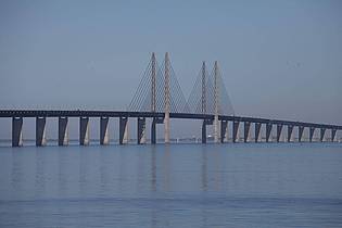 Steffen Trumpf/dpa | Verbindet seit 25 Jahren Dänemark und Schweden: die Öresundbrücke.