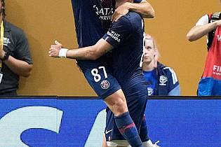 Brynn Anderson/AP/dpa | Auch in den USA haben die PSG-Profis, hier João Neves (l) und Fabián Ruiz beim Achtelfinalerfolg gegen Inter Miami, bislang viel zu feiern. 