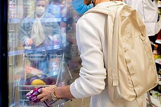 Christoph Soeder/dpa/dpa-tmn | Einen Snack aus dem Supermarkt für die Mittagspause holen - hier greift der Versicherungsschutz. 