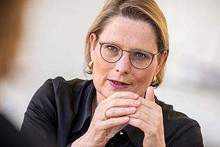Michael Kappeler/dpa | Bundesjustizministerin Stefanie Hubig (SPD) hält es für sinnvoll, eine gemeinsame Mutterschaft ab Geburt zu ermöglichen. (Archivfoto)