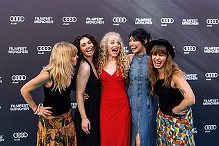 Matthias Balk/dpa | Monika Plura, Julia Novohradsky, Kya-Celina Barucki, Nhung Hong und Martina Plura bei der Premiere.