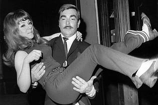 Konrad Giehr/dpa | Anita Kupsch spielte auch viel Theater, so etwa 1968 mit Claus Biederstaedt an der Berliner Komödie am Kurfürstendamm. 