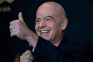 Sven Hoppe/dpa | Daumen hoch: FIFA-Präsident Gianni Infantino ist begeistert von der Club-WM.