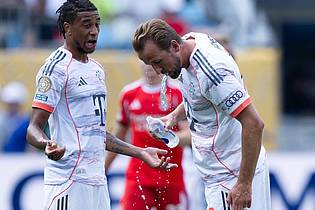 Sven Hoppe/dpa | Die Hitze in Charlotte setzte allen Spielern extrem zu. Harry Kane mit Wasserflasche in einer Trinkpause, links Teamkollege Michael Olise.