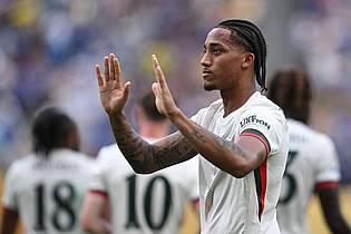 Sven Hoppe/dpa | Kein Jubel: Der bei Fluminense ausgebildete Angreifer João Pedro hebt nach seinem Tor für Chelsea entschuldigend die Hände. 