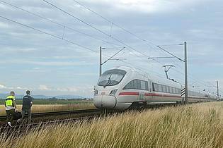 Ute Wessels/dpa | Der Zug blieb auf offener Strecke in Niederbayern stehen.