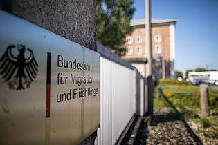 Daniel Karmann/dpa | Bundesinnenminister Alexander Dobrindt (CSU) hat das Bundesamt angewiesen, die Widerrufsprüfungen für syrische Staatsangehörige wieder aufzunehmen. (Symbolbild)