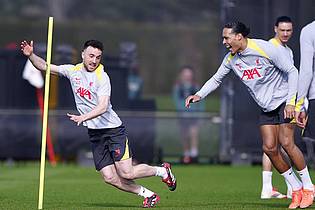 Peter Byrne/PA Wire/dpa | Virgil van Dijk (r.) wird seinen gestorbenen Teamkollegen Diego Jota (l) vermissen