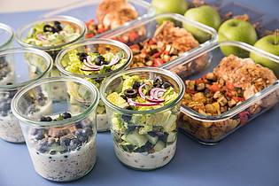 Christin Klose/dpa-tmn | Das Hauptgericht kommt ganz zum Schluss: Um eine Kreuzkontamination mit Keimen zu verhindern, werden beim Meal Prep zuerst Salate und Dessert vorbereitet.