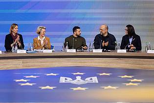 Uncredited/Ukrainian Presidential Press Office/AP/dpa | Der ukrainische Präsident Wolodymyr Selenskyj (Mitte) hat Vize-Ministerpräsidentin Swyrydenko (rechts im Bild) gebeten, die Regierungsbildung zu übernehmen. (Archivbild)
