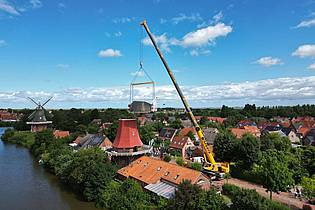 Lars Penning/dpa | Rund acht Jahre lang war das denkmalgeschützte Ensemble der beiden Zwillingsmühlen in Greetsiel nicht komplett. 