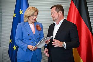 Katharina Kausche/dpa | Seinen ersten Jahresbericht hat der Polizeibeauftragte des Bundes, Uli Grötsch, am Dienstag an Bundestagspräsidentin Julia Klöckner übergeben.