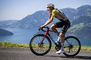 Gian Ehrenzeller/KEYSTONE/dpa | Der deutsche Radprofi Georg Zimmermann ist bei der neunten Etappe der Tour de France heftig gestürzt.