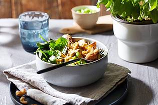 KMG/die-kartoffel.de /dpa-tmn | Punktet mit Proteinen: Die Kartoffel-Fitness-Bowl mit Cashewkernen und Kichererbsen ist vielseitig und einfach zubereitet. 